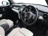 Begagnad Mini Cooper Exclusive 2024 Grön Halvkombi