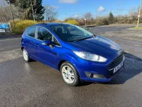 Usado Ford Fiesta Zetec 100 CV (73 kW) 2015 Azul Utilitario