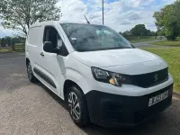 Gebraucht Peugeot Partner Premium 131 PS (96 kW) 2023 Weiß Van / Kleinbus