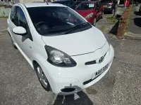 Usado Toyota Aygo 68 CV (50 kW) 2011 Rojo Utilitario