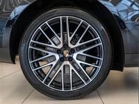 Used Porsche Macan 261 HP (191 kW) 2025 Black SUV