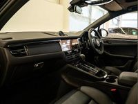 Used Porsche Macan 261 HP (191 kW) 2025 Black SUV