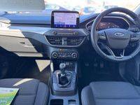 Begagnad Ford Focus Titanium 2021 Blå Halvkombi