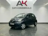 Usado Toyota Aygo 67 CV (49 kW) 2011 Gris Utilitario