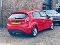 Usado Ford Fiesta Zetec 82 CV (60 kW) 2014 Rojo Utilitario
