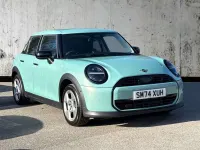 Begagnad Mini Cooper Hatch 113 kW (154 HK) 2025 Grön Halvkombi
