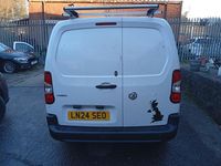 Second-hand Vauxhall Combo 100 CP (73 kW) 2024 Alb Monovolum