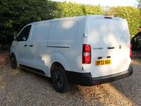 Second-hand Vauxhall Vivaro 100 CP (73 kW) 2022 Alb Monovolum