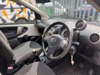 Begagnad Toyota Aygo Style 2014 Vit Halvkombi