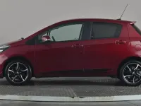 Używany Toyota Yaris Design 111 KM (81 kW) 2017 Czerwony Hatchback