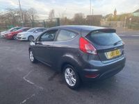 Usado Ford Fiesta Zetec 82 HP (60 kW) 2015 Cinzento Citadino