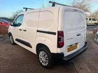 Usado Peugeot Partner Premium 131 HP (96 kW) 2022 Branco Monovolume