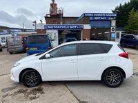 Used Toyota Auris Multidrive S 132 HP (97 kW) 2014 White Hatchback
