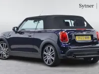 Usado Mini Cooper Exclusive 134 CV (98 kW) 2023 Negro Utilitario