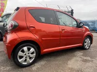 Usado Toyota Aygo 68 HP (50 kW) 2012 Vermelho Citadino