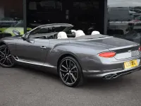 Begagnad Bentley Continental 550 HK (404 kW) 2021 Grå Cab