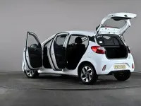 Used Hyundai i10 Advanced 63 HP (46 kW) 2024 White Hatchback