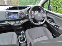 Used Toyota Yaris Design 111 HP (81 kW) 2018 Blue Hatchback