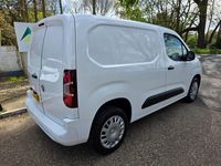 Usado Vauxhall Combo Sportive 100 HP (73 kW) 2021 Branco Monovolume