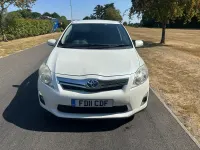 Used Toyota Auris Hybrid T4 136 HP (100 kW) 2011 White Hatchback