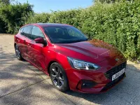 Begagnad Ford Focus ST-Line 2018 Röd Halvkombi