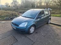 Usado Ford Fiesta 80 CV (58 kW) 2003 Verde Utilitario