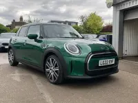 Begagnad Mini Cooper Exclusive 134 HK (98 kW) 2022 Grön Halvkombi
