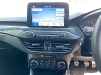 Begagnad Ford Focus ST-Line 2018 Röd Halvkombi