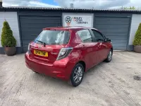 Usado Toyota Yaris Plus 99 HP (72 kW) 2014 Vermelho Citadino