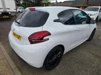 Used Peugeot 208 2017 White Hatchback
