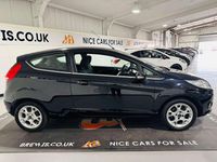 Usado Ford Fiesta Zetec 82 HP (60 kW) 2012 Preto Citadino