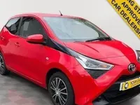 Usado Toyota Aygo X-play 72 CV (52 kW) 2020 Rojo Utilitario