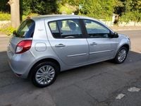 Usado Renault Clio II 75 HP (55 kW) 2011 Prateado Citadino