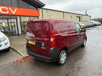 Begagnad Fiat Doblò 2022 Röd Minibuss