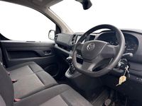 Second-hand Vauxhall Vivaro 100 CP (73 kW) 2023 Alb Monovolum