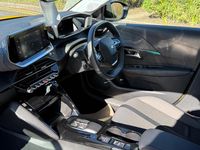Second-hand Peugeot e-208 Allure Premium 98 kW (134 CP) 2022 Galben Hatchback