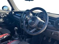 Usado Mini ONE Hatch 102 CV (75 kW) 2018 Negro Utilitario