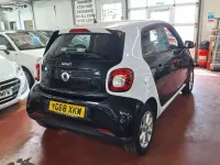 Used Smart ForFour Passion 71 HP (52 kW) 2018 White Hatchback