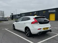 Begagnad Volvo V40 R-Design 190 HK (139 kW) 2017 Vit Halvkombi