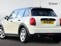Usado Mini Cooper Classic 134 HP (98 kW) 2019 Branco Citadino