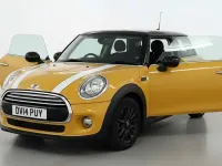 Usado Mini Cooper Hatch 136 HP (100 kW) 2014 Laranja Citadino