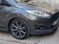 Usado Ford Fiesta ST-Line 140 HP (102 kW) 2016 Cinzento Citadino