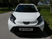 Usado Toyota Aygo PURE 72 CV (52 kW) 2023 Blanco Utilitario