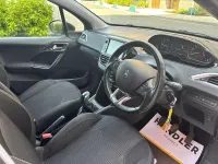 Käytetty Peugeot 208 2019 Musta Viistoperä