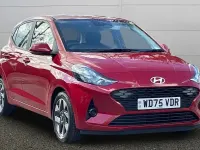Begagnad Hyundai i10 Advanced 63 HK (46 kW) 2025 Röd Halvkombi
