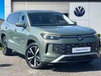 Nouă VW Touran Elegance 150 CP (110 kW) 2026 Verde Monovolum