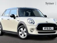 Usado Mini Cooper Classic 134 HP (98 kW) 2019 Branco Citadino