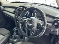 Usado Mini Cooper Hatch 136 CV (100 kW) 2017 Negro Utilitario
