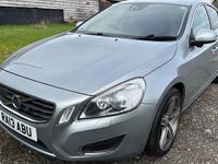Usado Volvo S60 SE Lux 300 HP (220 kW) 2013 Prateado Sedan