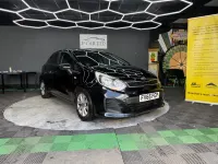 Begagnad Kia Rio 2015 Svart Halvkombi
